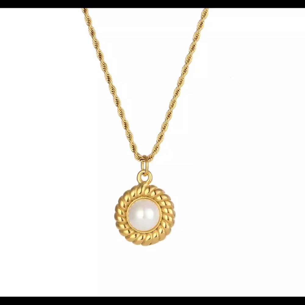 Pearl pendant gold necklace